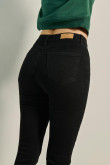 Jean negro tipo jegging ajustado con tiro alto y bolsillos