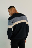 Suéter azul oscuro tejido con franjas y cuello redondo