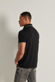 Camiseta negra polo con manga corta y botones