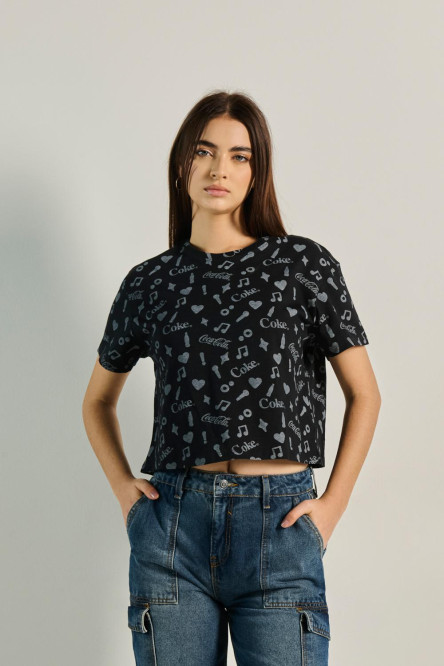 Camiseta negra crop top con diseños de Coca-Cola