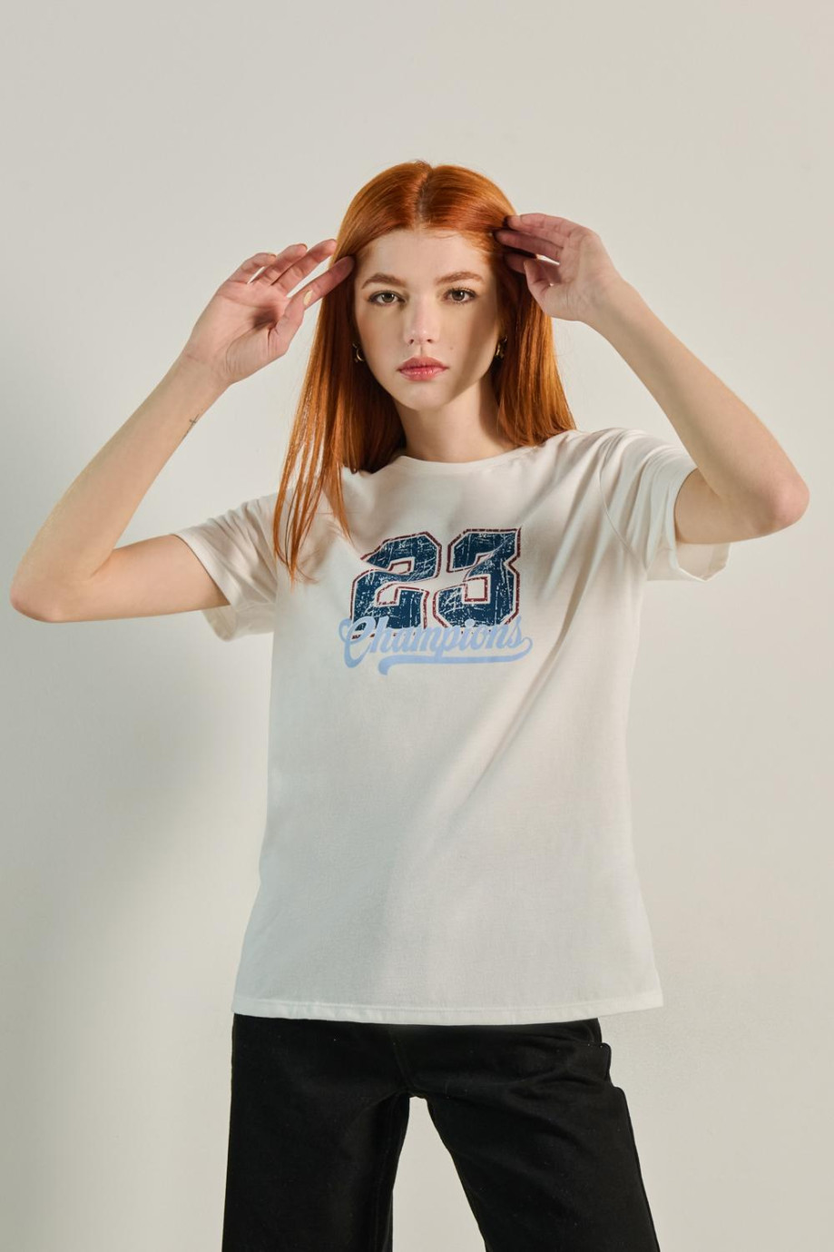 Camiseta crema con diseño numérico college y cuello redondo
