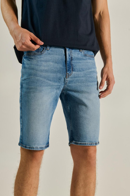Bermuda slim azul clara de jean con desgastes de color y tiro bajo