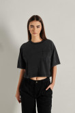 Camiseta crop top negra oversize con bolsillo y manga corta