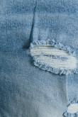 Bermuda azul en jean tipo slim con rotos en frente