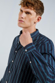Camisa a rayas azul con cuello button down y manga larga