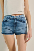 Short en jean azul claro con tiro alto y doblez en bordes