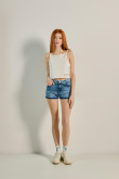 Short en jean azul claro con tiro alto y doblez en bordes