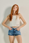 Short en jean azul claro con tiro alto y doblez en bordes