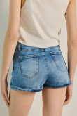 Short en jean azul claro con tiro alto y doblez en bordes