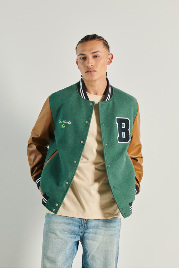 Chaqueta bomber verde con arte college y manga en contraste