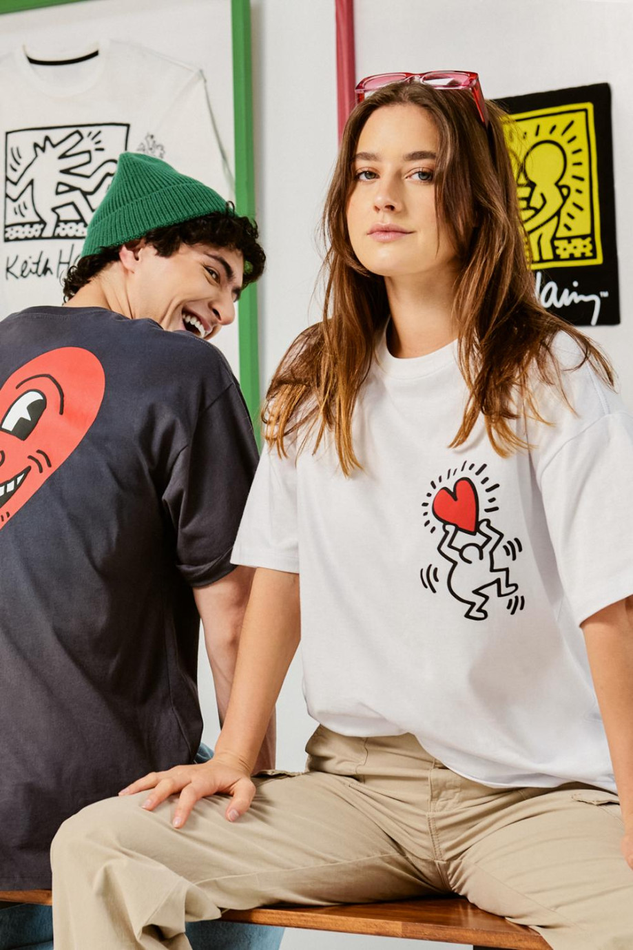 Camiseta blanca oversize con diseños de Keith Haring
