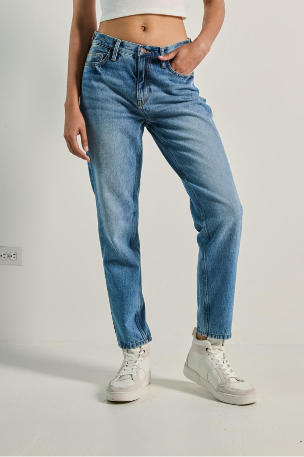 Jean tiro alto boyfriend azul con desgastes y bota recta