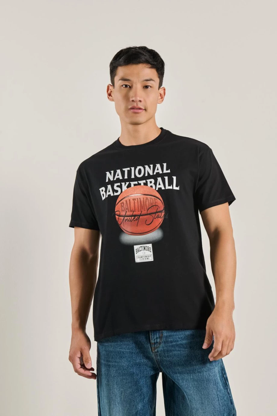 Camiseta cuello redondo unicolor con arte college deportivo