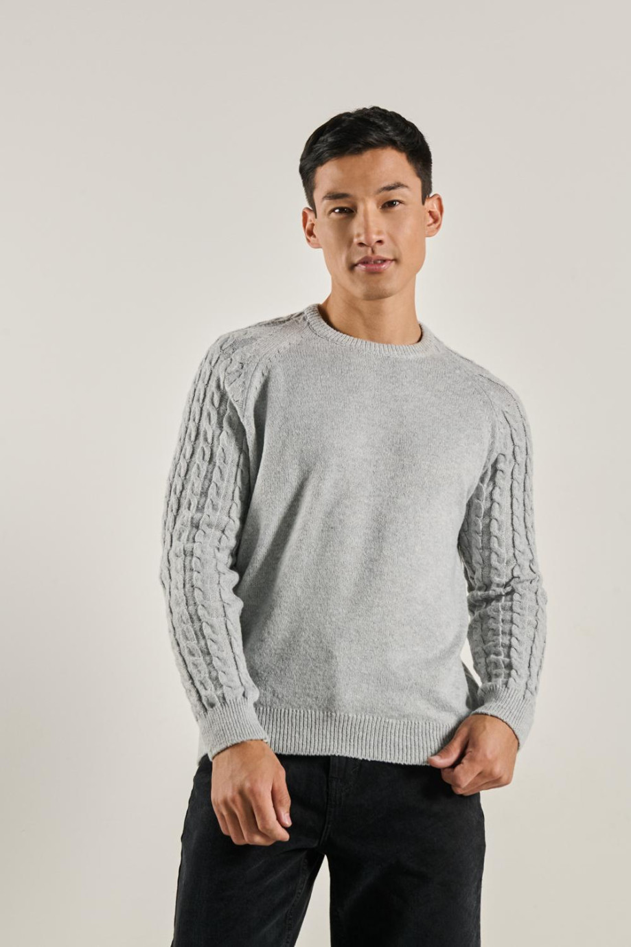 Suéter gris claro con cuello redondo y texturas en mangas