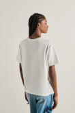 Camiseta cuello redondo crema con texto college lila