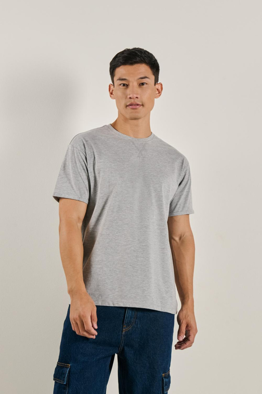 Camiseta manga corta gris con costura cruzada en frente