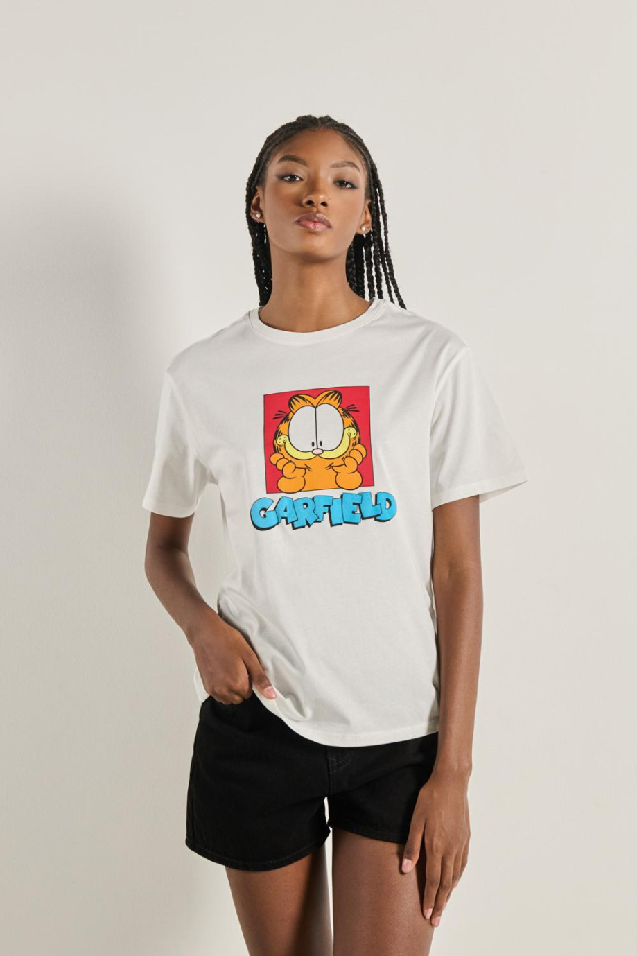 Camiseta unicolor para mujer manga corta estampada en frente de Garfield.