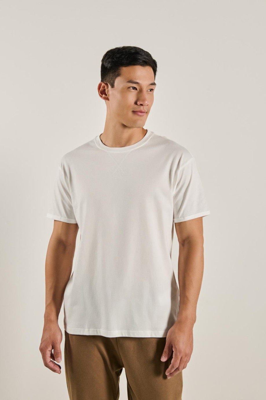 Camiseta unicolor con costura decorativa y manga corta
