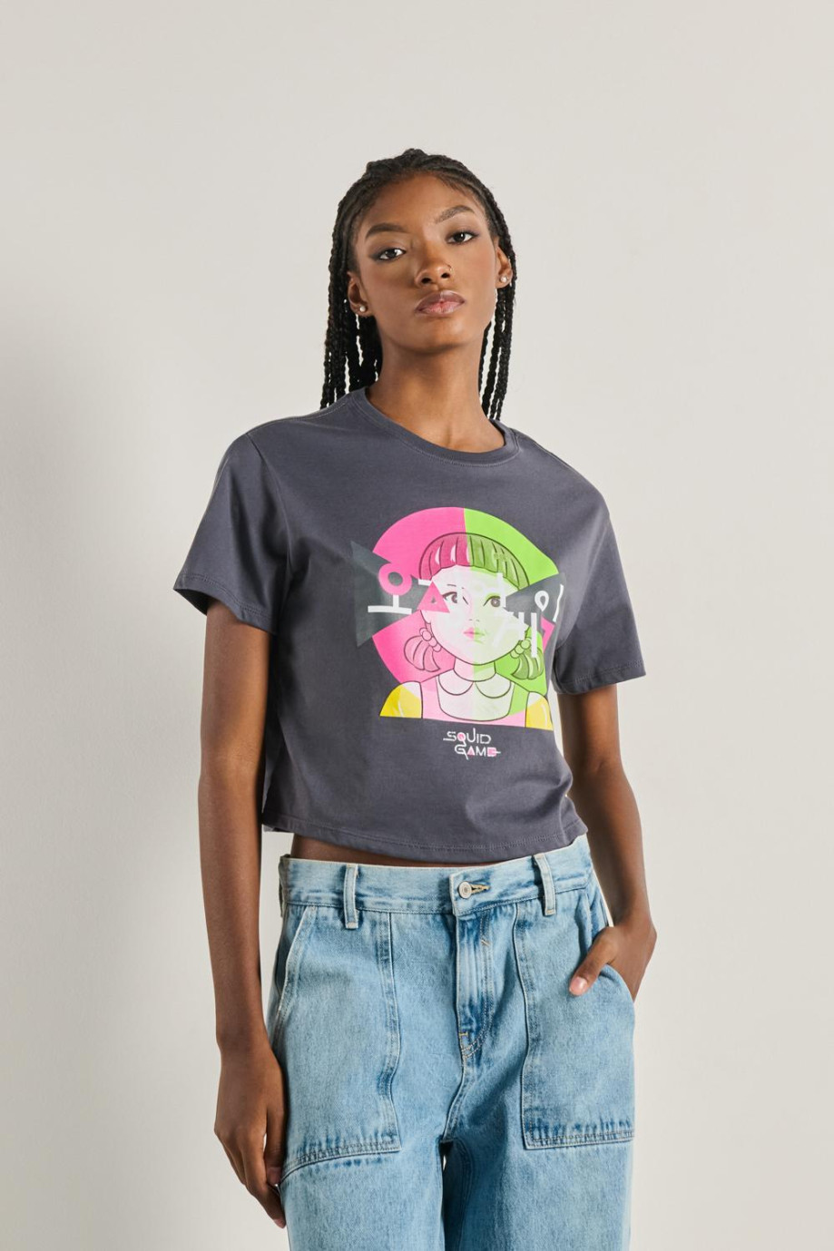 Camiseta crop top gris intensa con arte de Squid Game