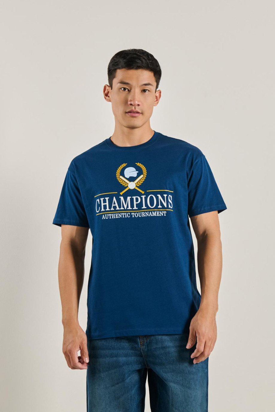 Camiseta azul oscura con cuello redondo y estampado college