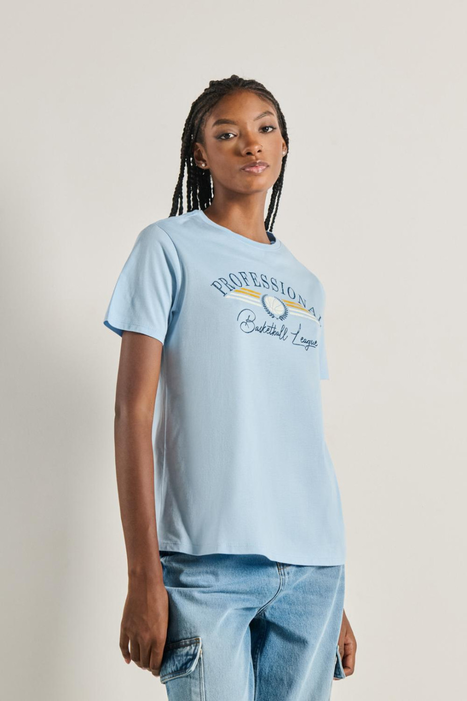 Camiseta para mujer manga corta azul claro con estampado en frente estilo College.