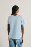 Camiseta azul clara cuello redondo con estampado college