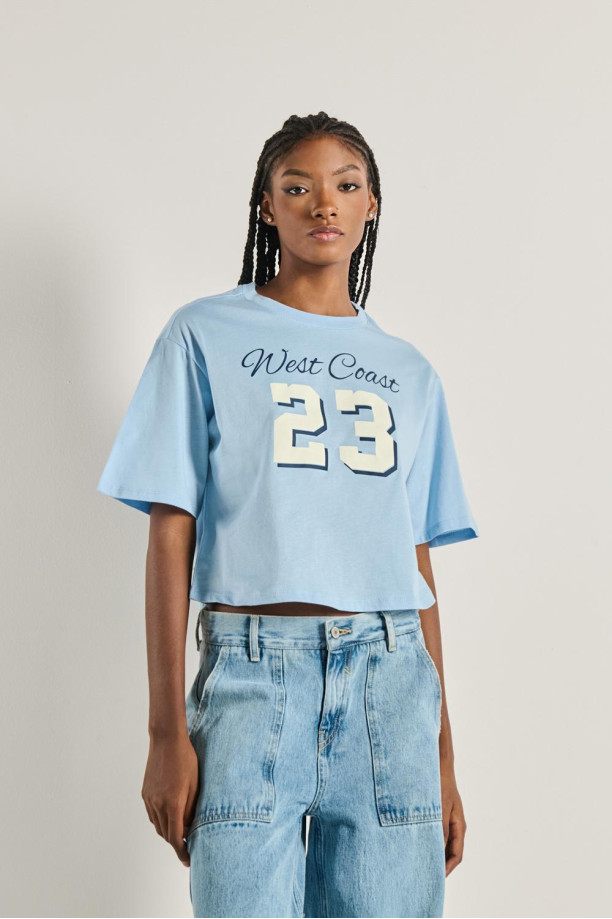 Camiseta oversize crop top azul clara con diseno college