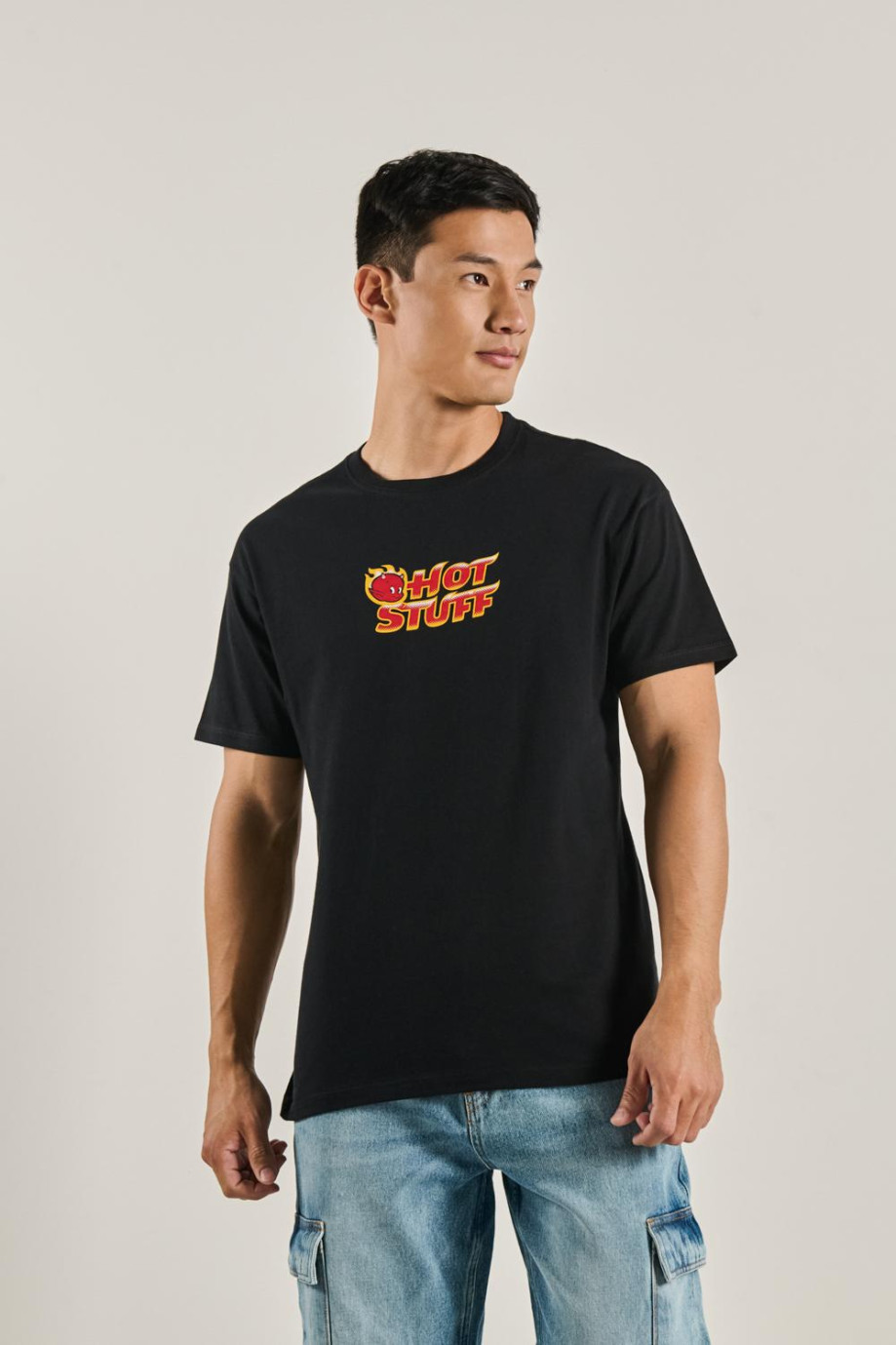 Camiseta negra cuello redondo con diseños de Hot Stuff