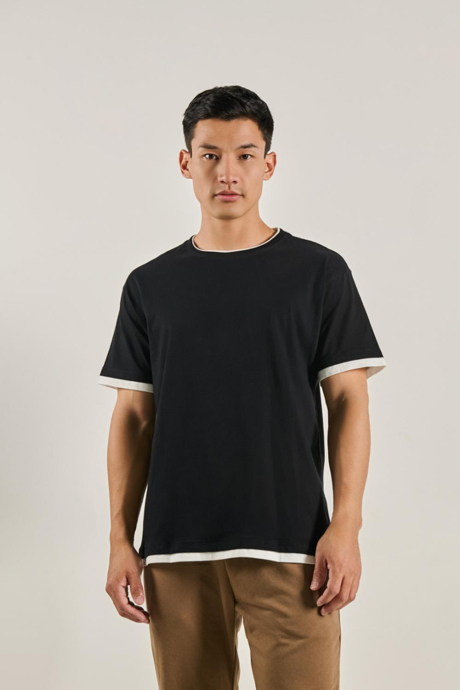 Camiseta unicolor para hombre oversize contrastes en mangas, bajo y cuello