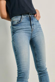 Jean jegging tiro súper alto azul claro con desgastes