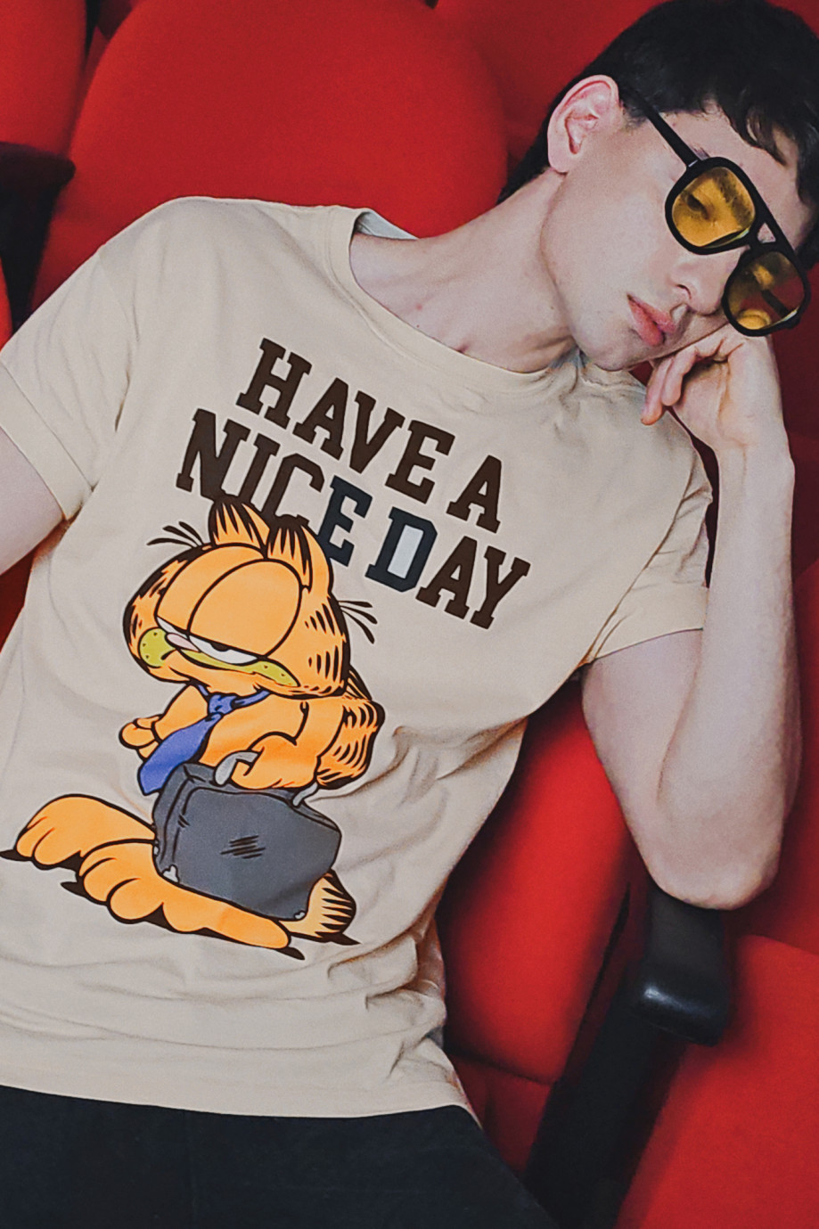 Camiseta kaki clara manga corta con diseño de Garfield