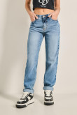 Jean boyfriend tiro alto azul claro con desgastes de color