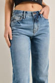 Jean boyfriend tiro alto azul claro con desgastes de color