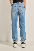 Jean boyfriend tiro alto azul claro con desgastes de color