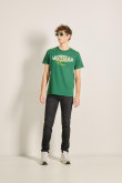 Camiseta verde con cuello redondo y texto college en frente