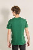 Camiseta verde con cuello redondo y texto college en frente