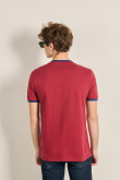 Camiseta roja con contrastes, manga corta y arte college