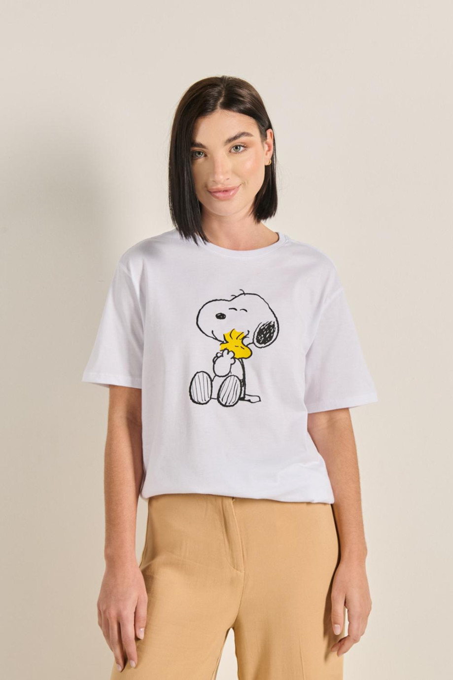 Camiseta unicolor para mujer manga corta estampada en frente de Snoopy.