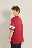 Camiseta oversize roja con diseño college y cuello redondo