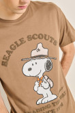 Camiseta café clara con cuello redondo y diseño de Snoopy