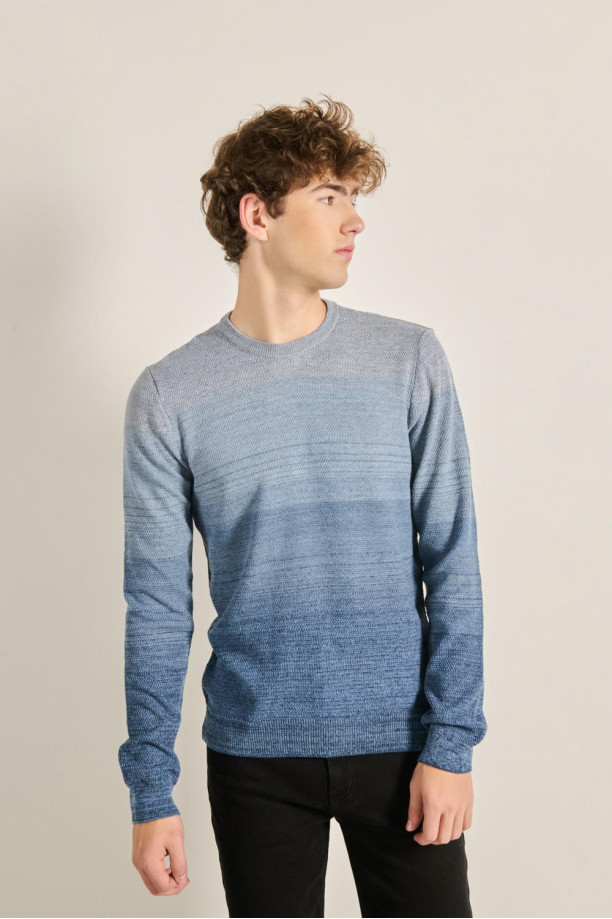 Suéter azul claro con diseños de rayas y cuello redondo