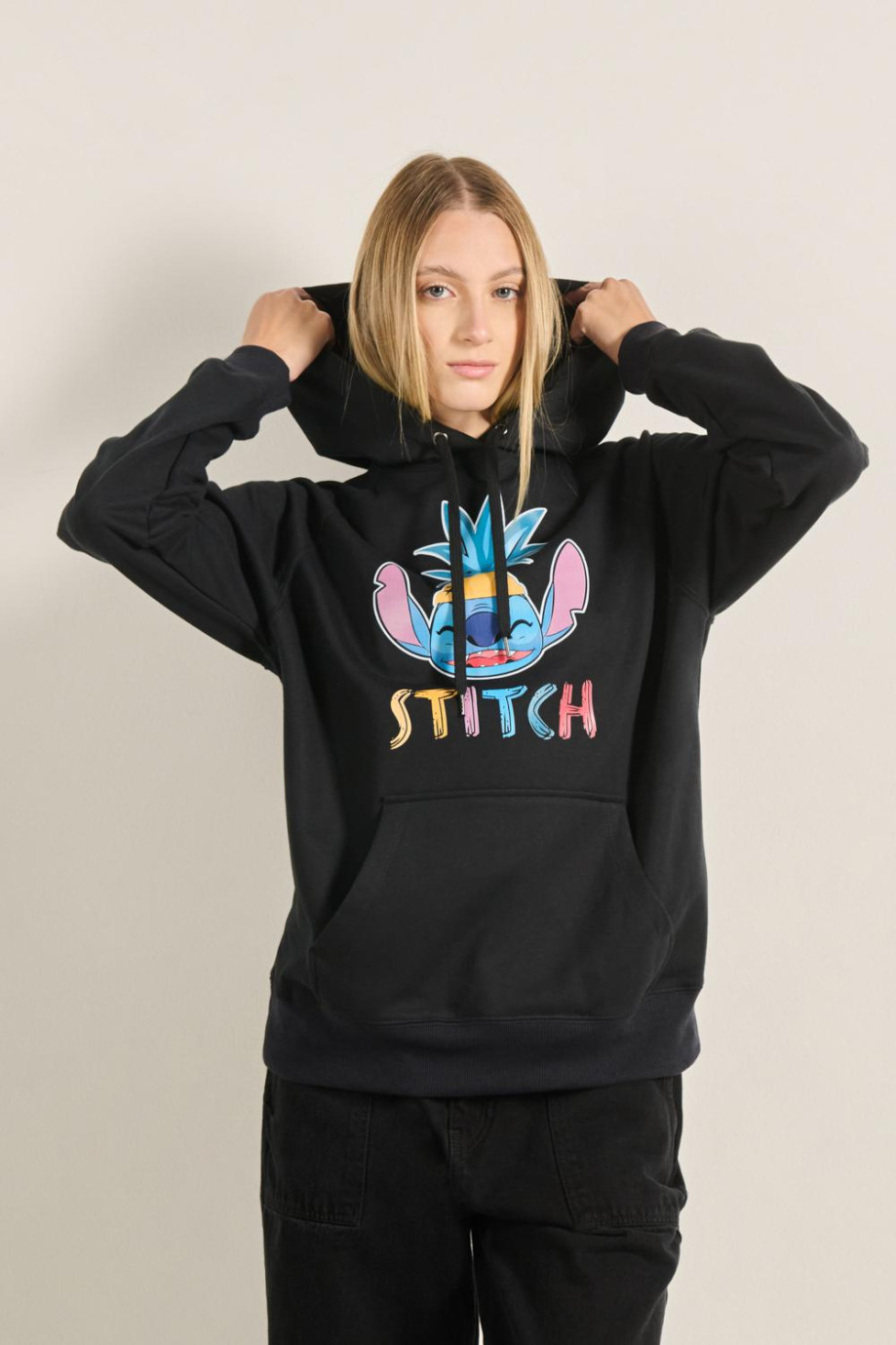 Buzo unicolor con diseño de Stitch, capota y manga ranglan