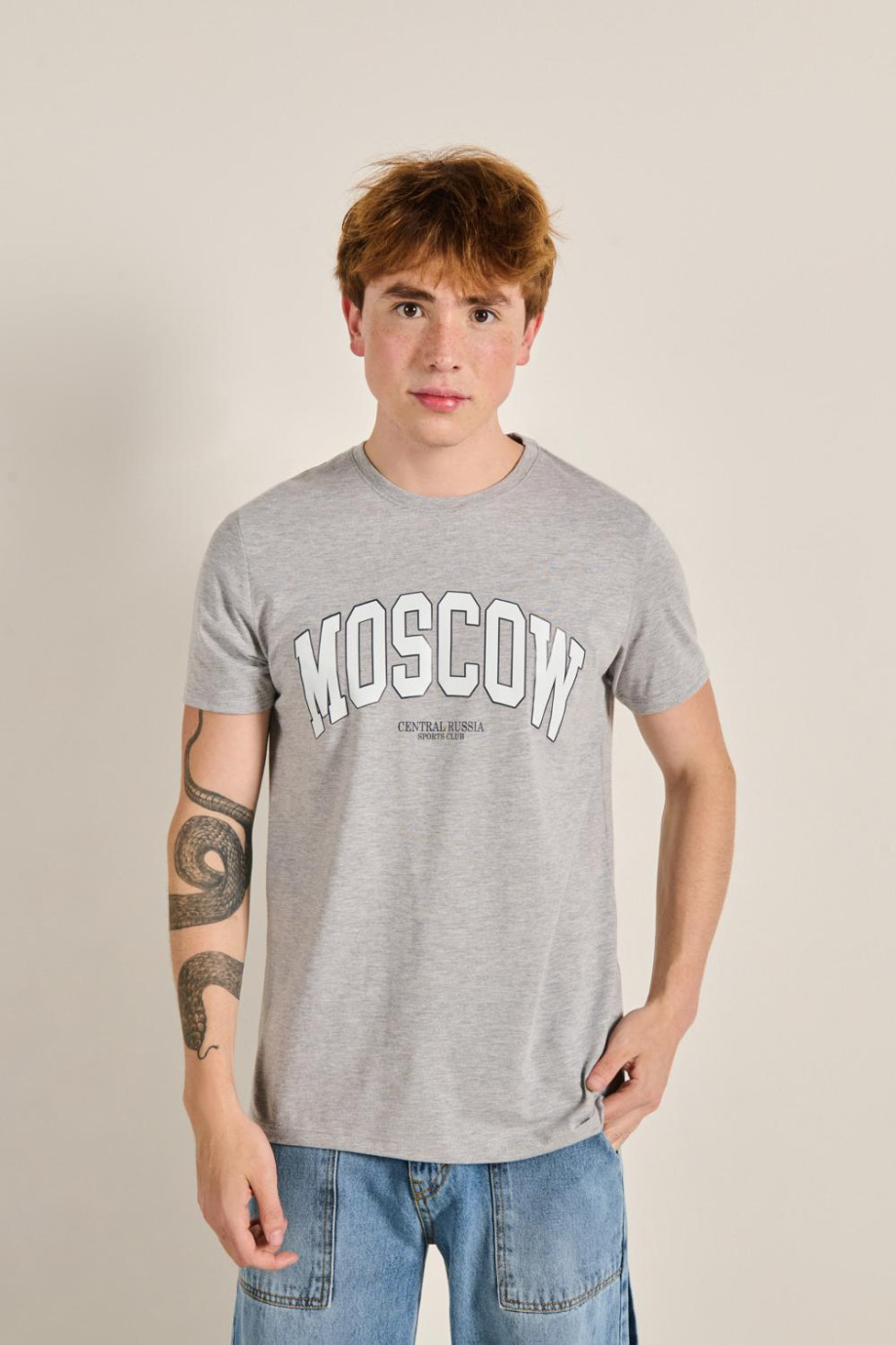 Camiseta unicolor con manga corta y diseño college de Moscow