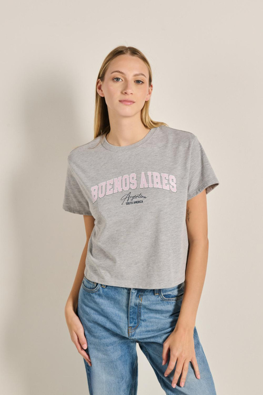 Camiseta unicolor crop top con diseño college de Buenos Aires