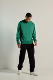 Buzo oversize verde con cuello redondo y diseños de textos