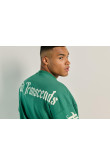 Buzo oversize verde con cuello redondo y diseños de textos