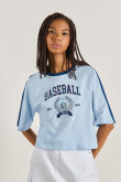 Camiseta crop top oversize azul clara con diseño college