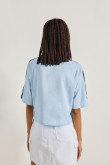 Camiseta crop top oversize azul clara con diseño college