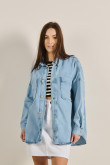 Chaqueta oversize azul clara en jean con bolsillos de parche