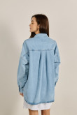 Chaqueta oversize azul clara en jean con bolsillos de parche